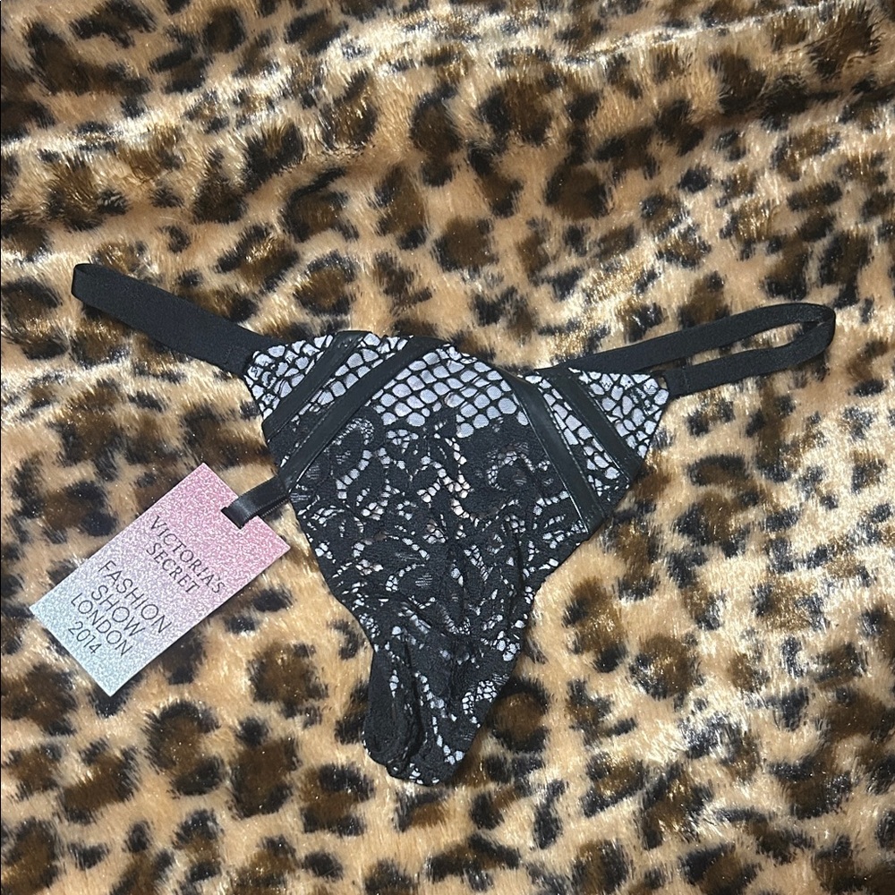 VINTAGE Victoria's Secret Fashion Show London 2014 Black and White Lace G-String